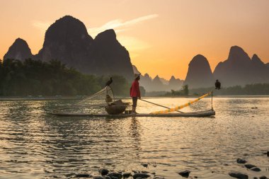 Balıkçılar Li Nehri üzerinde 