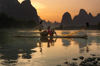 Balıkçılar Li Nehri üzerinde 