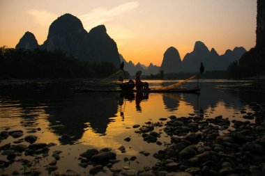 Balıkçılar Li Nehri üzerinde 