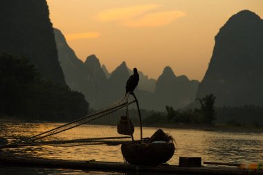 Balıkçılar Li Nehri üzerinde 