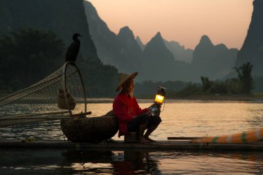 Balıkçılar Li Nehri üzerinde 