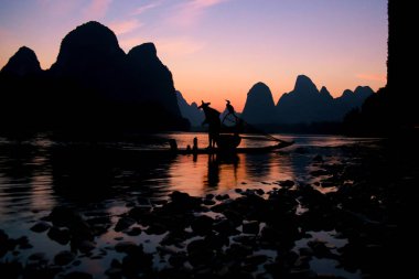 Balıkçılar Li Nehri üzerinde 