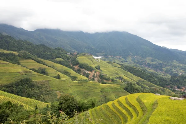 Drone con cámara en terrazas de arroz Longji, provincia de Guangxi , —  Fotos de Stock