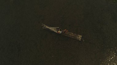 Balıkçılar Li Nehri üzerinde 