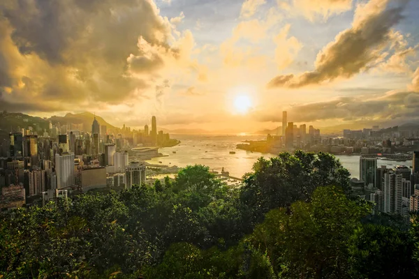 Hong Kong şehir manzarası ve gün batımı Çin limanında