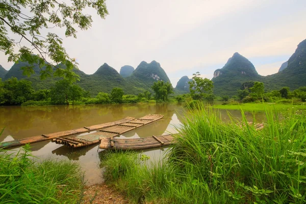 Guilin v krásné krajině Yangshuo, Kuang-si, — Stock fotografie