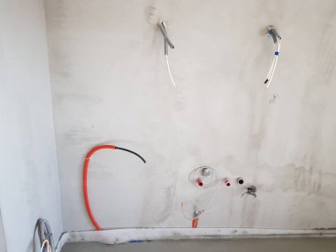 Yeni ev inşaatı Alçıpan elektrik kutuları ile gösterilen 