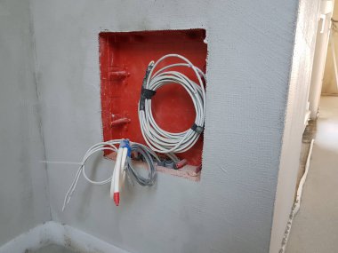 Yeni ev inşaatı Alçıpan elektrik kutuları ile gösterilen 