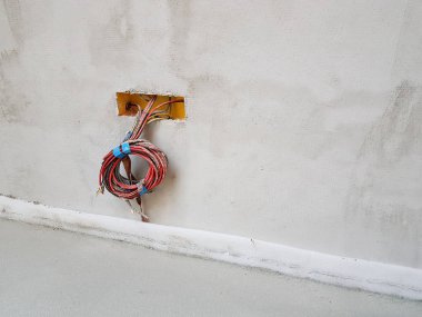 Yeni ev inşaatı Alçıpan elektrik kutuları ile gösterilen 