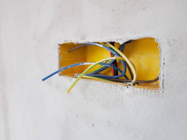 Yeni ev inşaatı Alçıpan elektrik kutuları ile gösterilen 