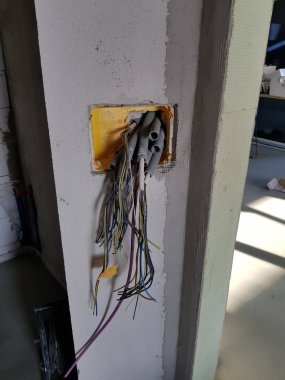 Yeni ev inşaatı Alçıpan elektrik kutuları ile gösterilen 