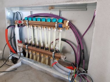 Yeni ev inşaatı Alçıpan elektrik kutuları ile gösterilen 