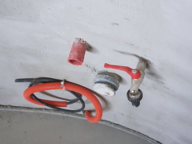 Yeni ev inşaatı Alçıpan elektrik kutuları ile gösterilen 