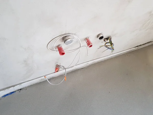 Yeni ev inşaatı Alçıpan elektrik kutuları ile gösterilen 