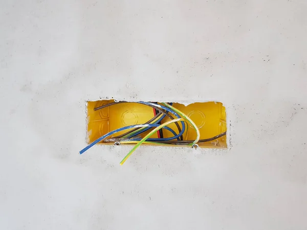 Yeni ev inşaatı Alçıpan elektrik kutuları ile gösterilen 