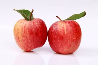 beyaz zemin üzerine kırmızı lezzetli elma