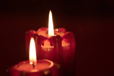 yanan mumlar ile Noel Noel çelenk