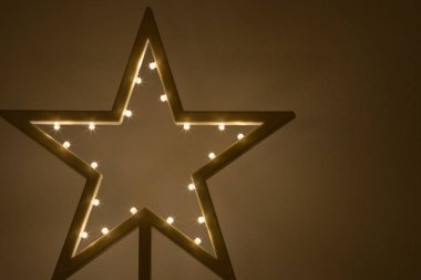 yanan mumlar ile Noel Noel çelenk