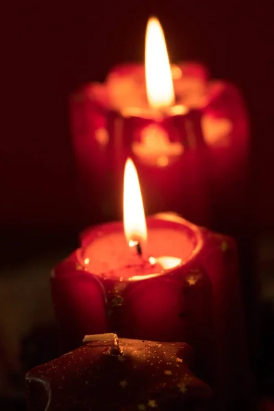 A grinalda do advento do Natal com velas acesas — Fotografia de Stock