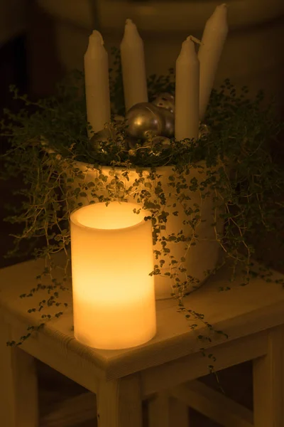 Corona de Adviento de Navidad con velas encendidas —  Fotos de Stock