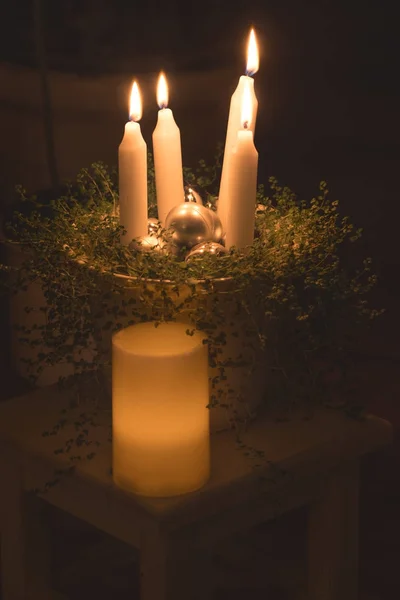 Різдвяний пригода вінок з палаючими свічками — стокове фото