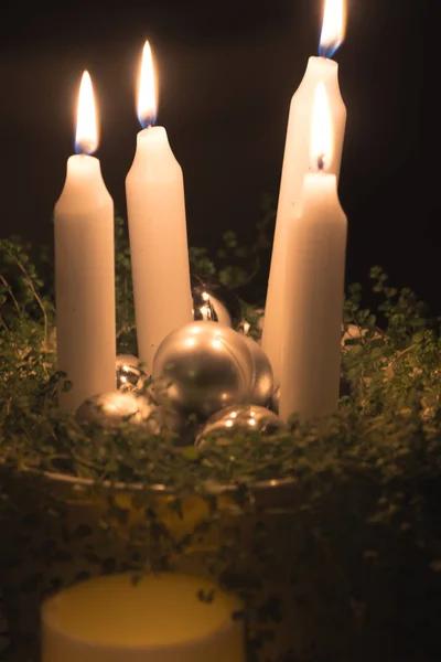 圣诞来临花圈，燃烧的蜡烛 — 图库照片