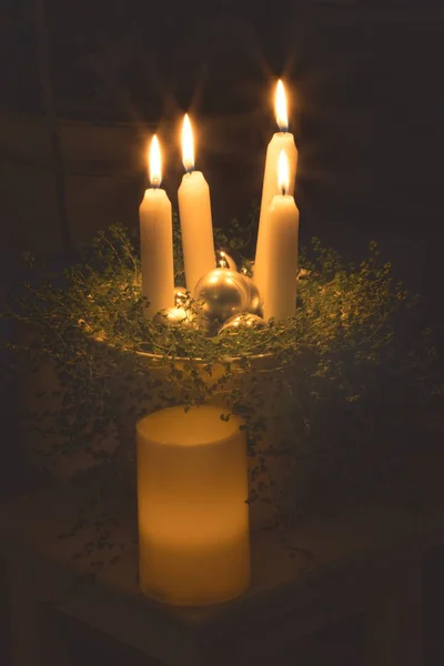 Couronne de l'Avent de Noël avec des bougies allumées — Photo