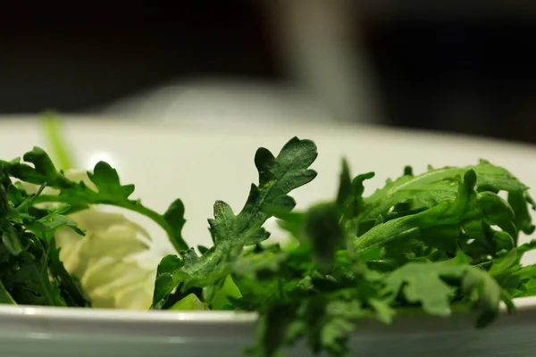 Salată proaspătă de păpădie — Fotografie, imagine de stoc