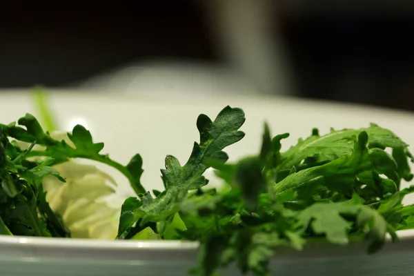 Frischer Löwenzahnsalat — Stockfoto