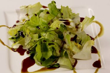 Siyah bir arka plan üzerinde kabak yağ salatası