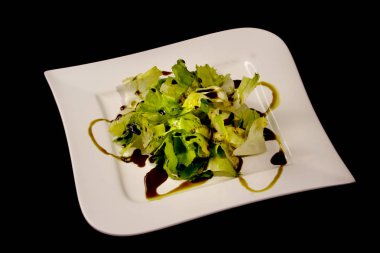 Siyah bir arka plan üzerinde kabak yağ salatası