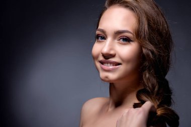 gri bir arka plan üzerinde güzel bir kızın portresi