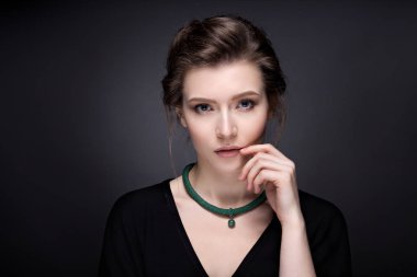 Koyu bir backgrou tarihinde ifade gözlü genç bir kız portresi