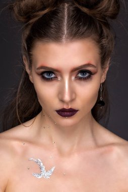 Gri bir arka plan bir kadın yakın çekim portresi