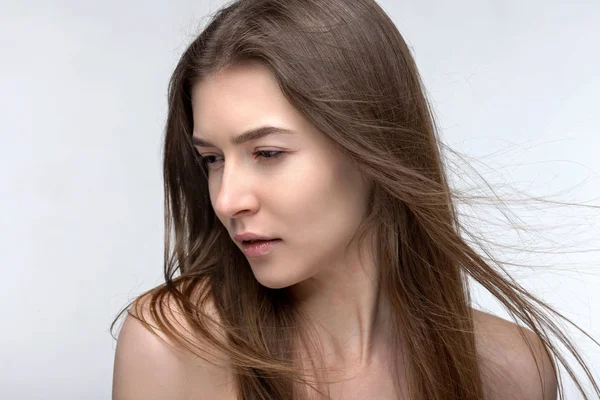 Beyaz arka planda güzel bir kadının portresi.