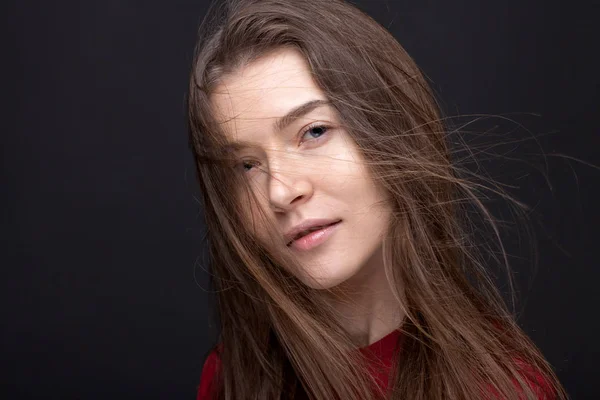 Портрет женщины на сером фоне в красном свитере — стоковое фото