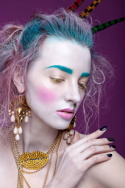 Retrato creativo de mujer joven con maquillaje artístico . — Foto de Stock