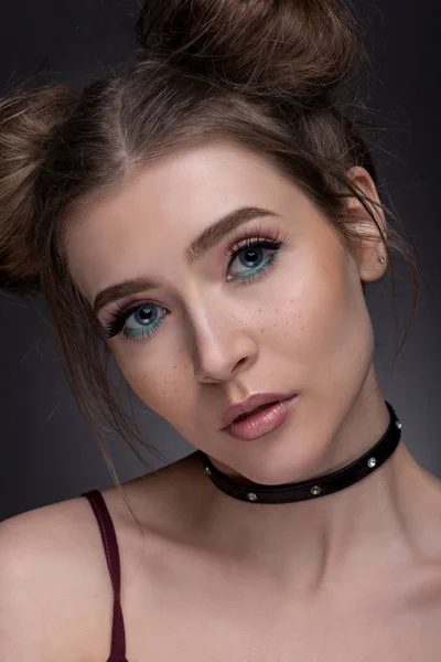 Portrait of a beautiful girl with a beautiful make-up on a gray — Stock Photo, Image