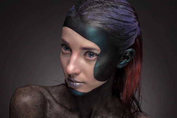 Retrato de uma mulher com maquiagem criativa em um fundo cinza . — Fotografia de Stock