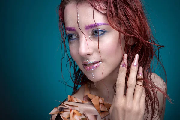 Porträt einer Frau mit kreativem Make-up. mit leuchtenden Farben auf — Stockfoto