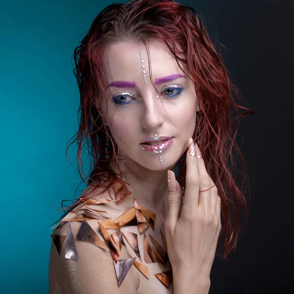 Retrato de uma mulher com maquiagem criativa. Com cores brilhantes em — Fotografia de Stock