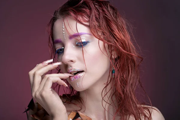 Портрет женщины с творческим макияжем. С яркими красками — стоковое фото