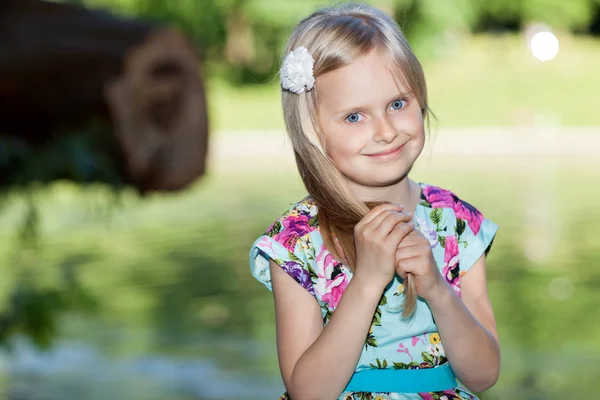 Portrét krásné blond Girl v letní den, ve městě — Stock fotografie