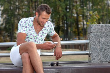 Şehir Parkı genç adam elinde bir telefon ile portresi