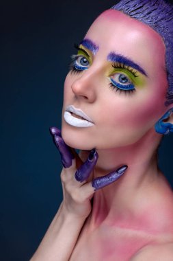 Yaratıcı sanat makyaj, bir bl ile güzel bir kadın portresi