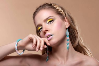 Yaratıcı makyaj ve saç modeli üzerinde olan bir genç kadın portresi