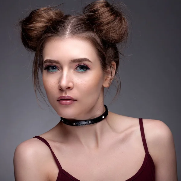 Portrait of a beautiful girl with a beautiful make-up on a gray — Stock Photo, Image