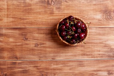 Küçük bir sepet içinde kiraz