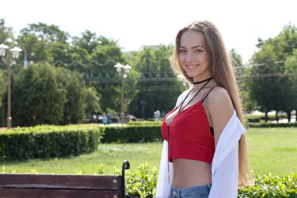 Portrait of a teenage girl outdoors. — Stock Photo, Image