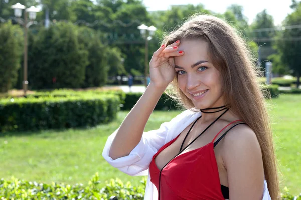 Porträtt av en tonårig flicka utomhus. — Stockfoto